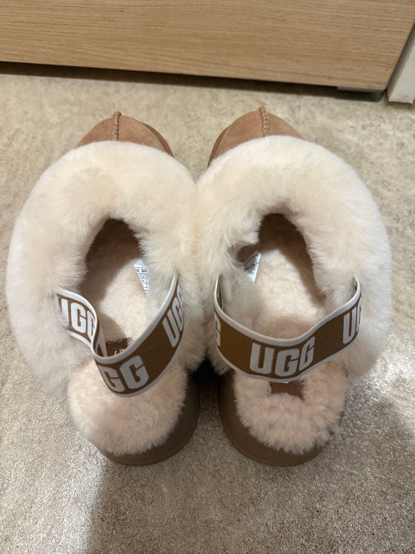 UGG ファンケット 厚底サンダル