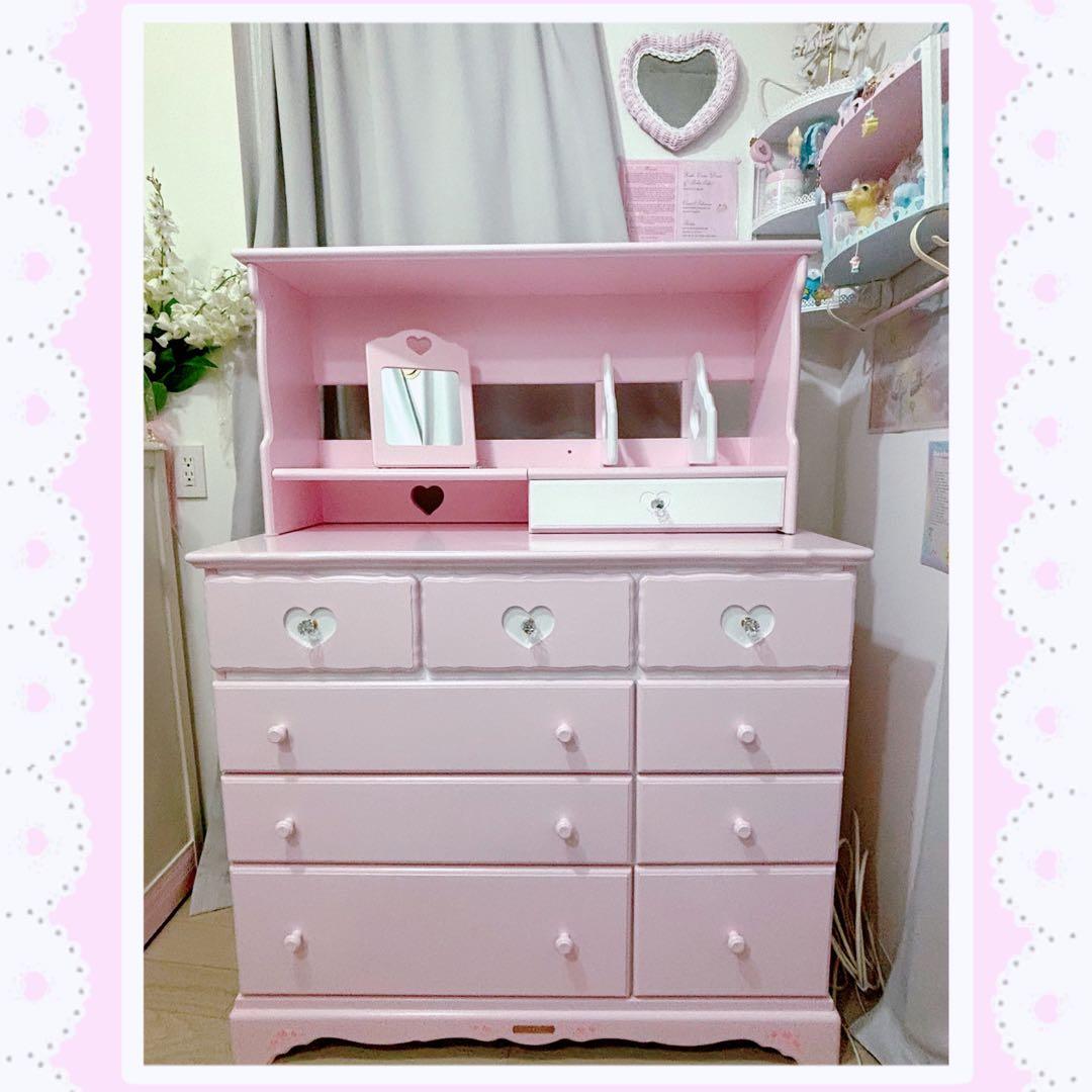 ピンクのハート型ドレッサー
