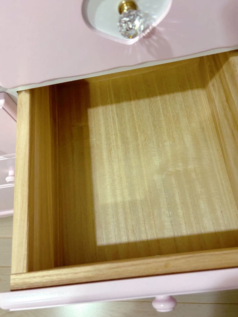 ピンクのハート型ドレッサー