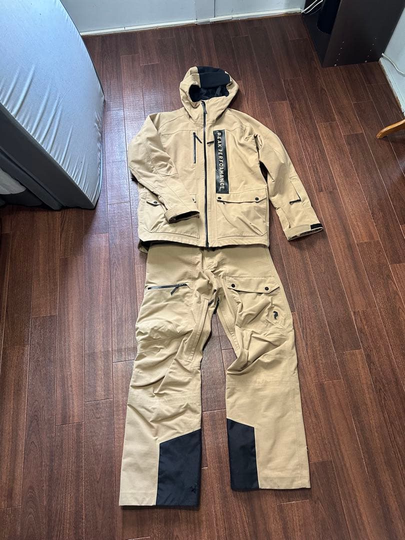 ピークパフォーマンス　ベージュ スキーウェア 上下セット