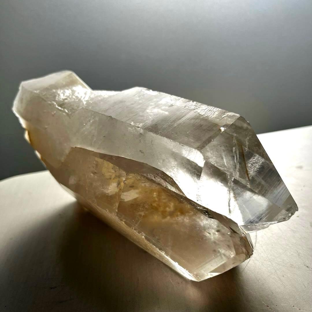 天然石　原石　大型水晶ポイント　2030g パワーストーン