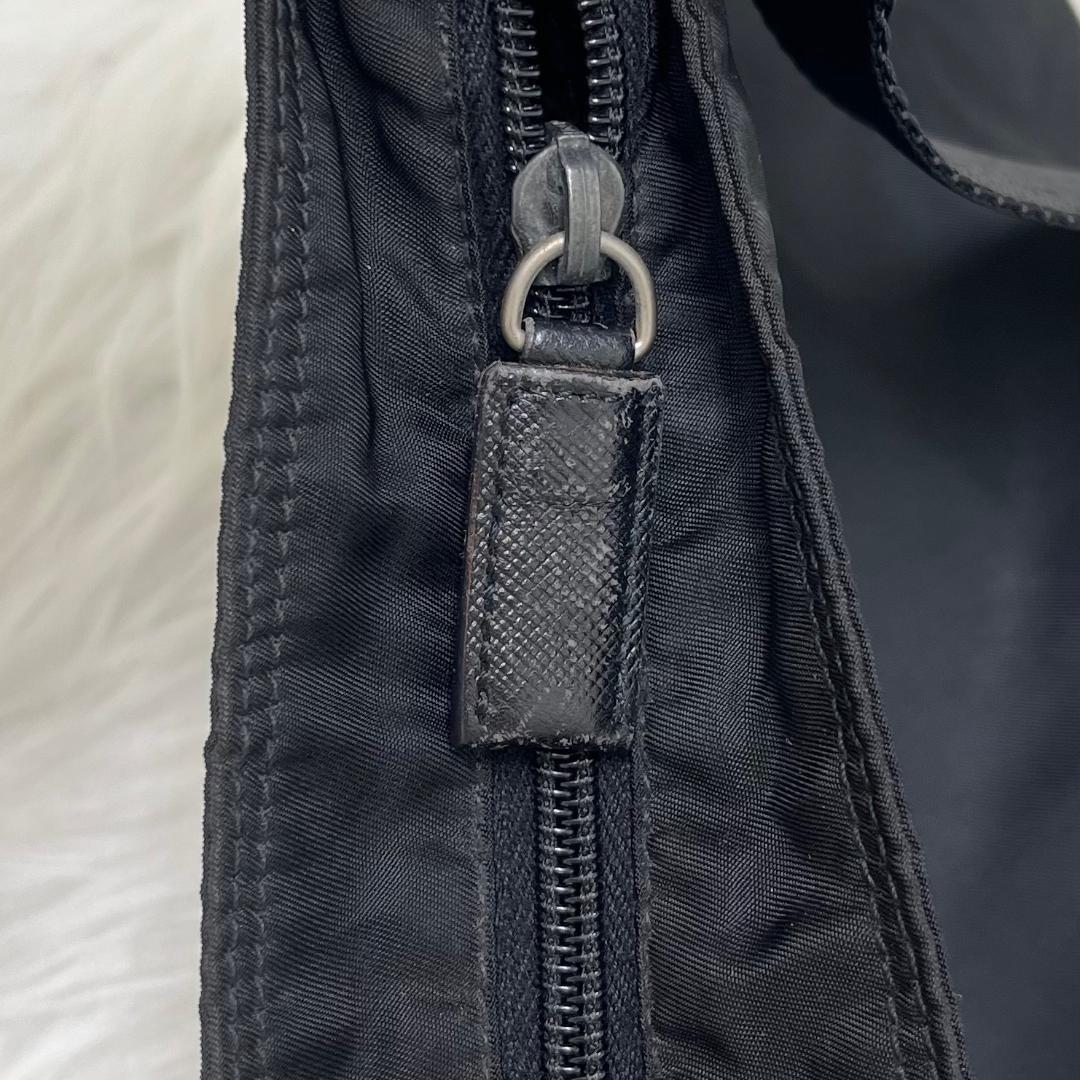 美品✨PRADA プラダ　ナイロン ショルダーバッグ　三角プレート　白タグあり