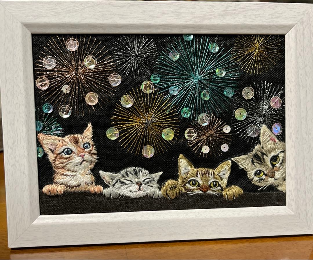 タ*ー様 ハンドメイド刺繍フレーム　夜空いっぱいの花火とニャンズ
