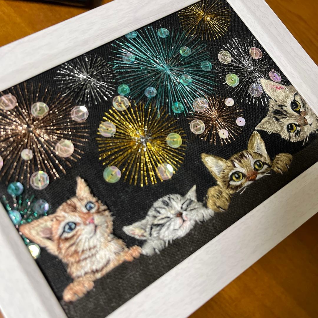 タ*ー様 ハンドメイド刺繍フレーム　夜空いっぱいの花火とニャンズ