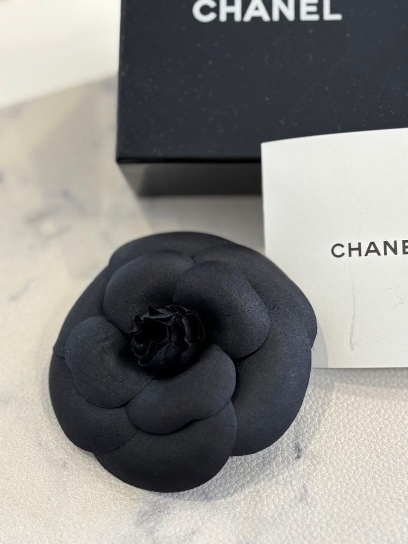 シャネル 新品同様 カメリア ブローチ 黒 シルク素材