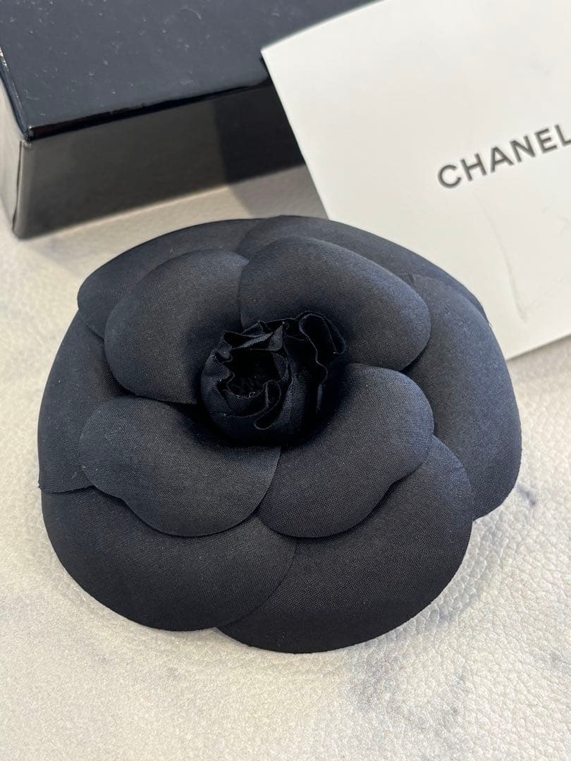 シャネル 新品同様 カメリア ブローチ 黒 シルク素材