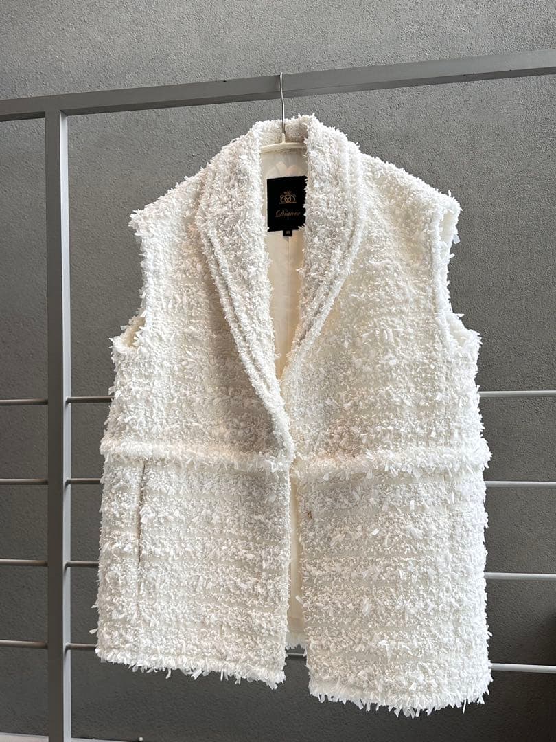 ドゥロワーツイードジレ 今年購入、真っ白のゴージャスなジレです