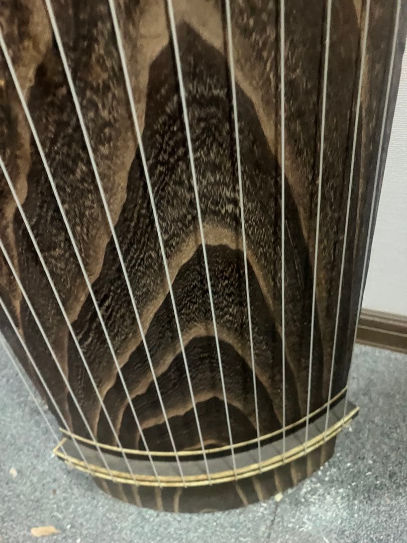 13弦お琴 並甲 すだれ掘り 縁取り葉 舌に蒔絵の中級品 琴柱他一式付き