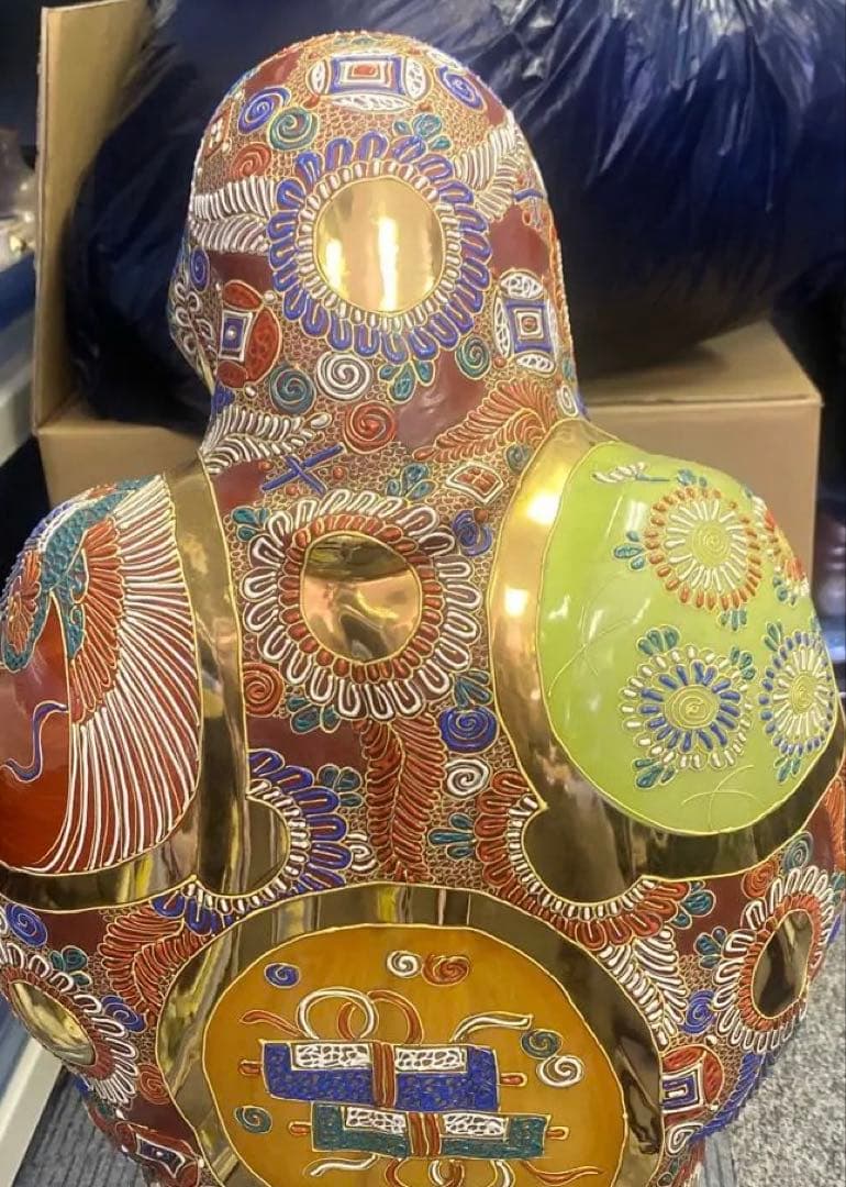 伝統陶器九谷焼、達磨だるま、装飾陶器像 、金色模様、存在感ある。