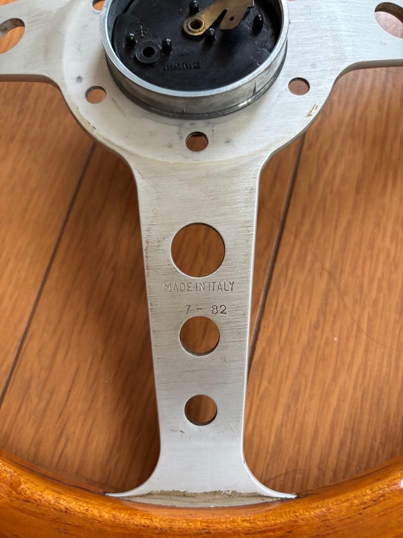 momo ウッドステアリングホイール 3本スポーク　パイ32