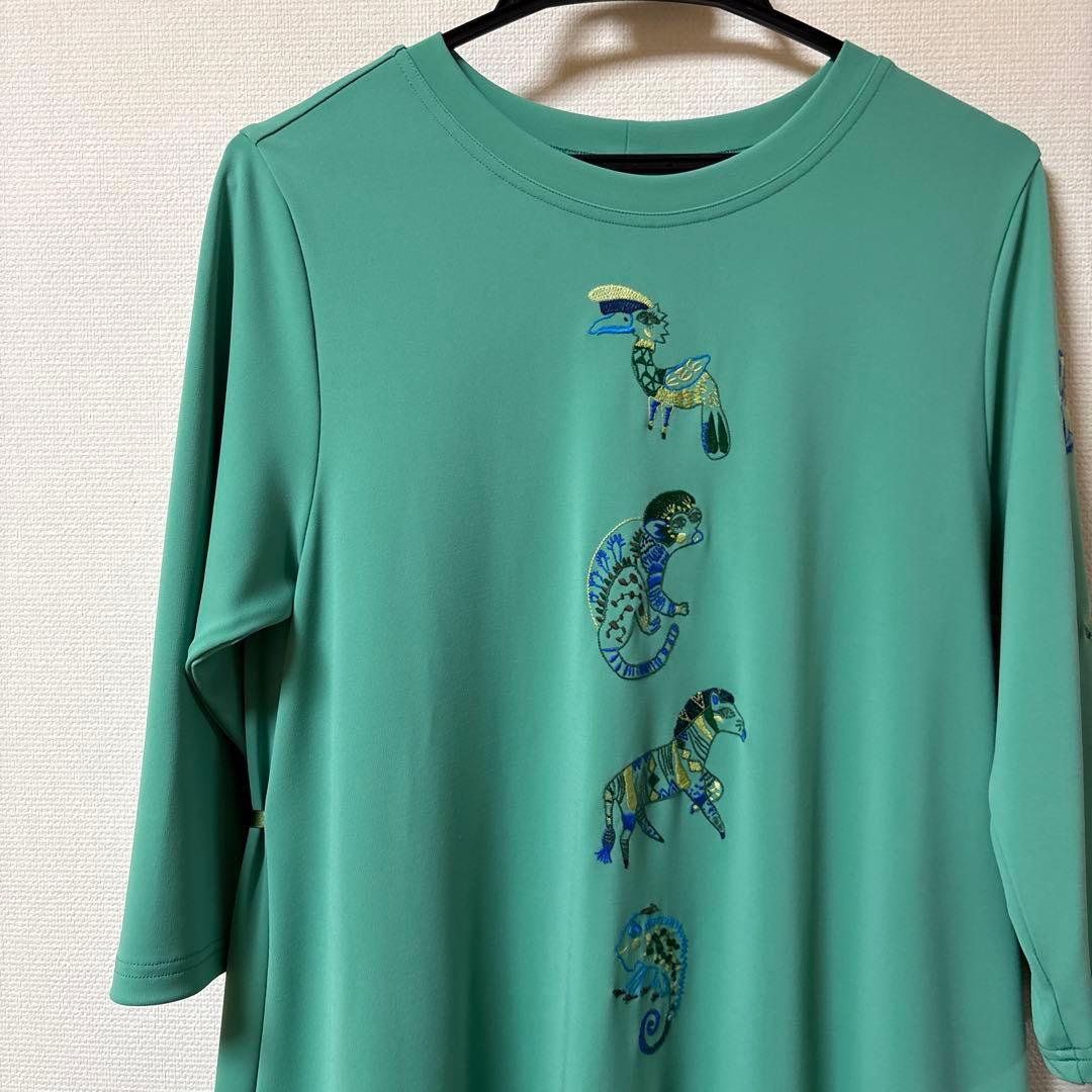 【未使用に近い】✨トクコプルミエヴォル✨グリーン地前中央刺繍裾フリルチュニック❣️