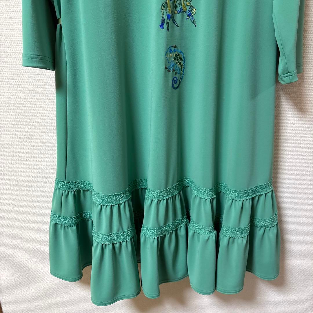 【未使用に近い】✨トクコプルミエヴォル✨グリーン地前中央刺繍裾フリルチュニック❣️