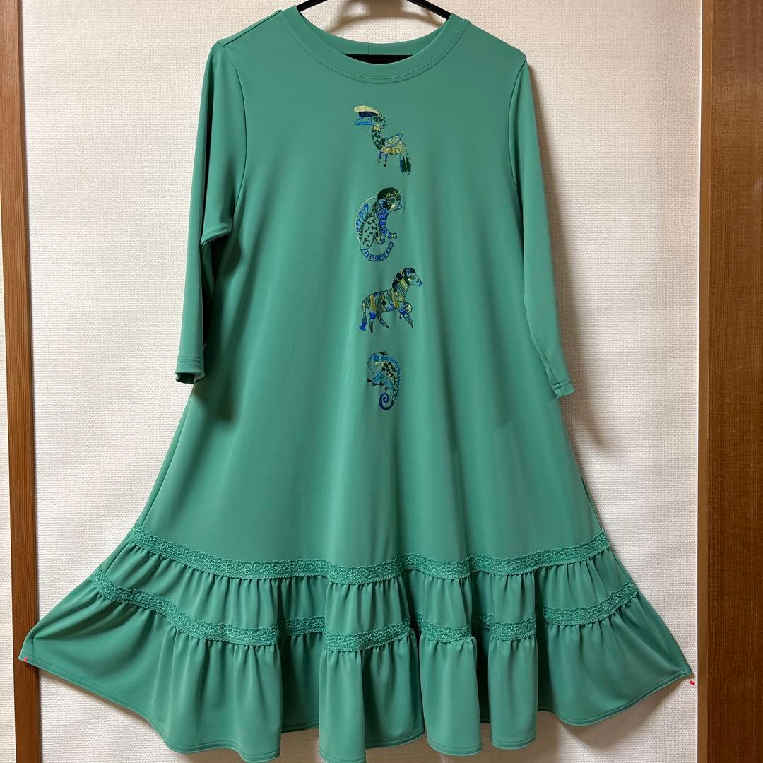 【未使用に近い】✨トクコプルミエヴォル✨グリーン地前中央刺繍裾フリルチュニック❣️