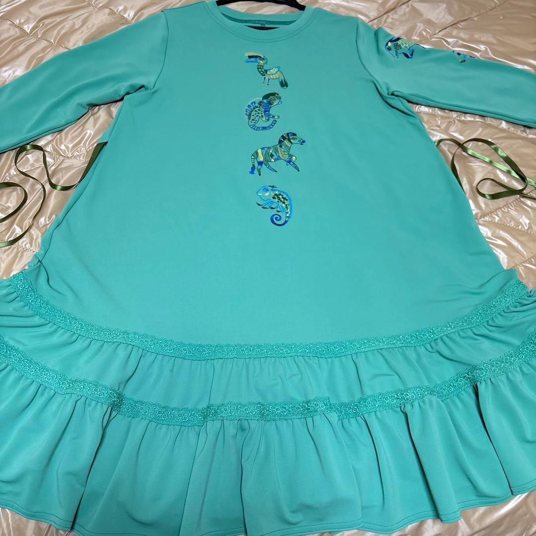 【未使用に近い】✨トクコプルミエヴォル✨グリーン地前中央刺繍裾フリルチュニック❣️