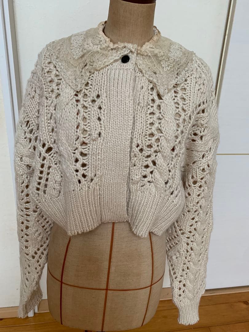 アンティークフリル付きオフホワイトニットカーディガン