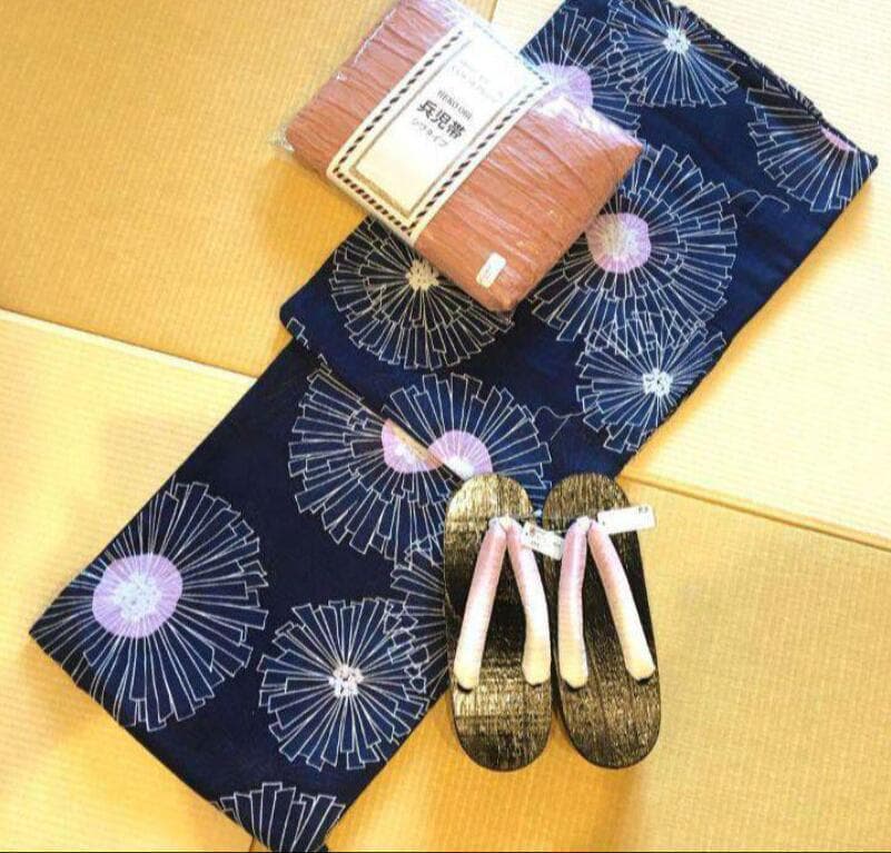 お任せ下駄つき◆高級綿変わり織り◆シンプル古典菊花柄の紺色上品浴衣◆