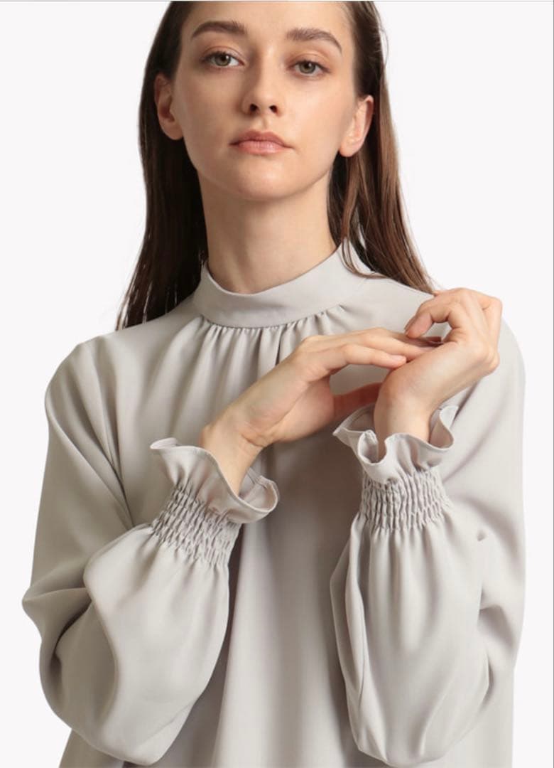 theory luxe 23SS 袖口ギャザースタンドカラーブラウス　グレージュ