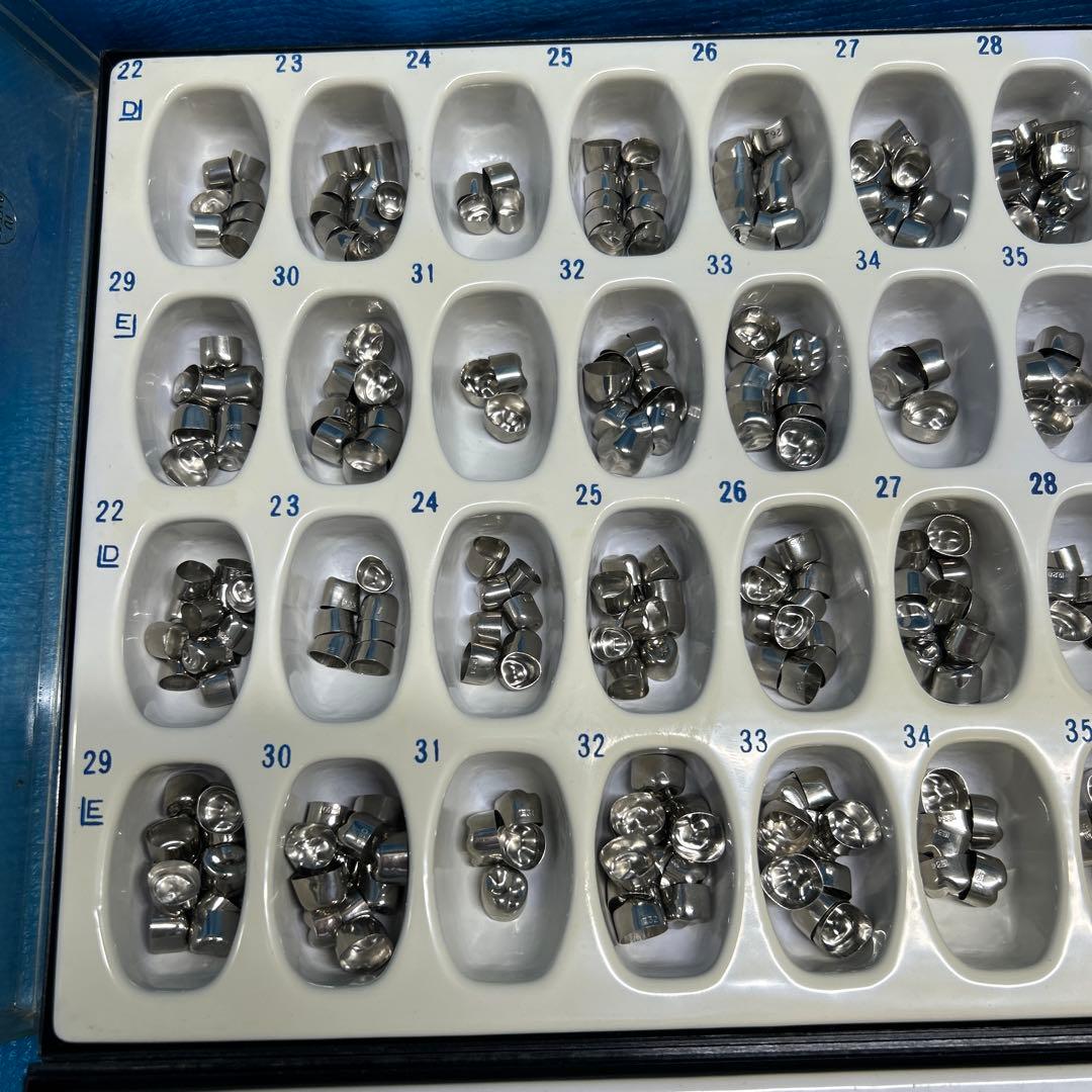 歯科技工　サンキン　乳歯冠　上下　です。