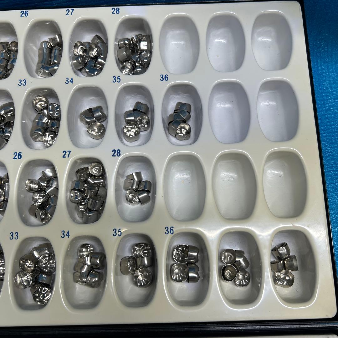 歯科技工　サンキン　乳歯冠　上下　です。