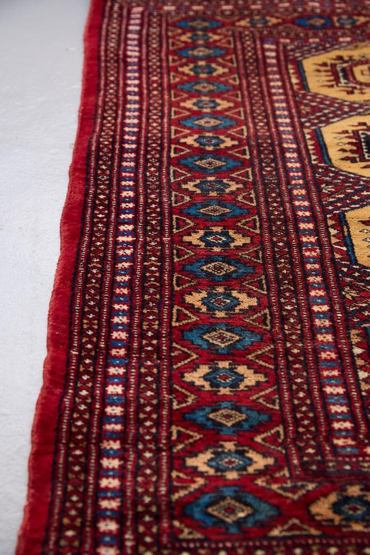 ヴィンテージラグ　トライバルラグ　パキスタン産（118×83cm）赤　ベージュ