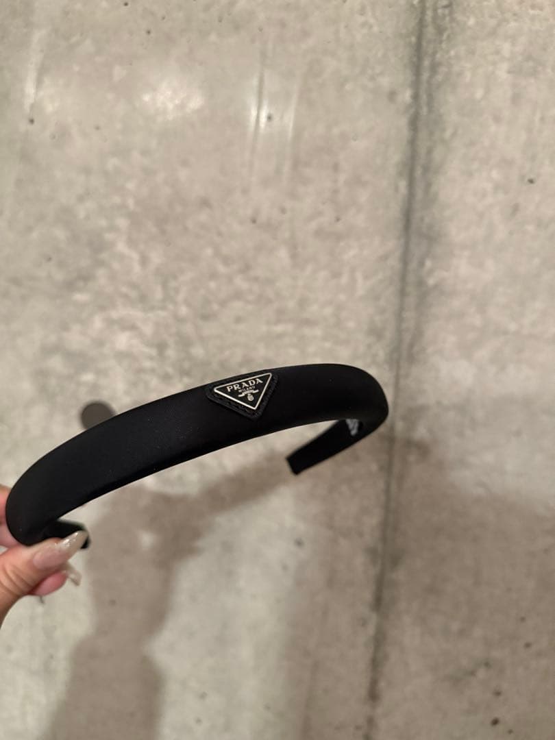 2/20まで。ほぼ未使用！　PRADA ロゴプレート カチューシャ