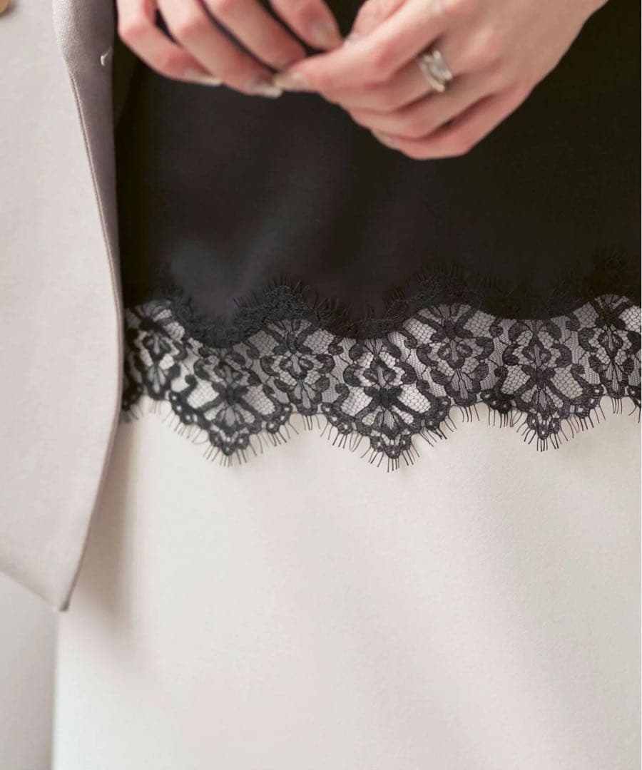 新作！NOBLE リバーレーストリミングサテンキャミソール