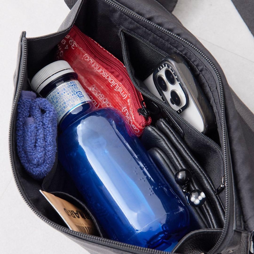 ドット柄ストラップ 黒 ボディバッグ