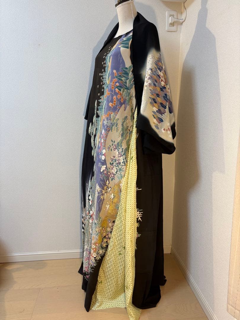 黒留袖リメイクワンピース　スカート部分切り替え－湖と森の風景 ―留袖ドレス