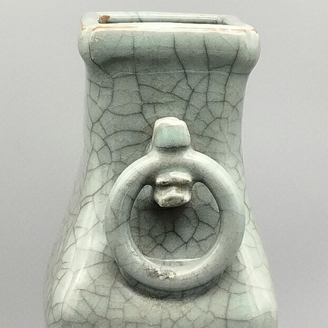 中国古玩 貫入青磁 陽刻花文 二耳 花瓶