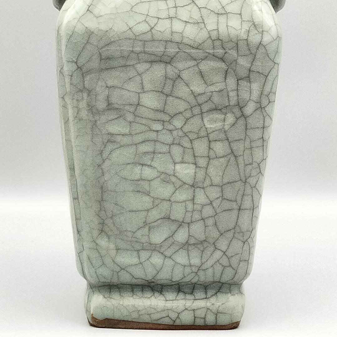 中国古玩 貫入青磁 陽刻花文 二耳 花瓶