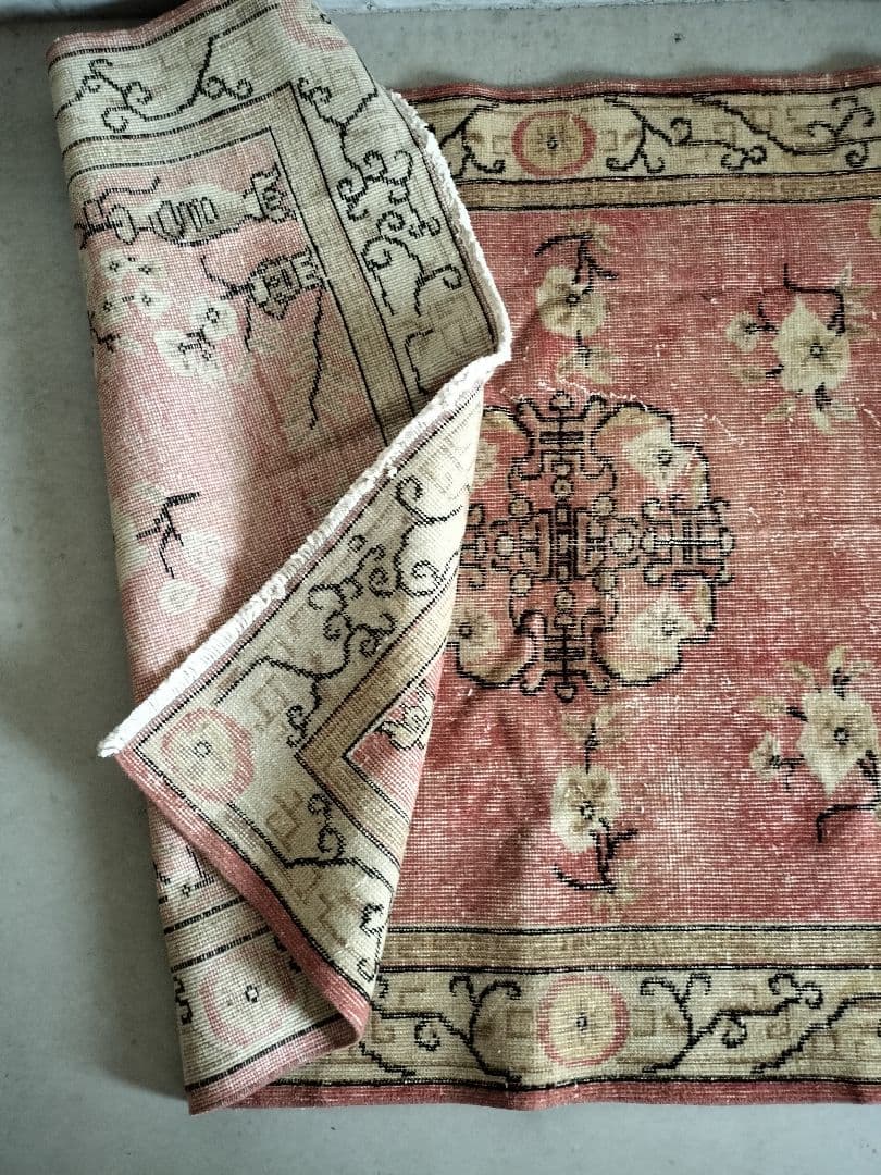 あせた赤のシノワズリラグ　ヴィンテージトルコラグ　No.665