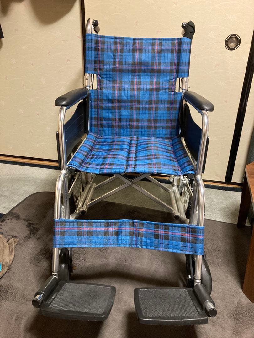 折りたたみ式介助用車椅子 青と黒のチェック柄