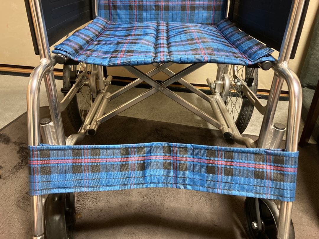 折りたたみ式介助用車椅子 青と黒のチェック柄
