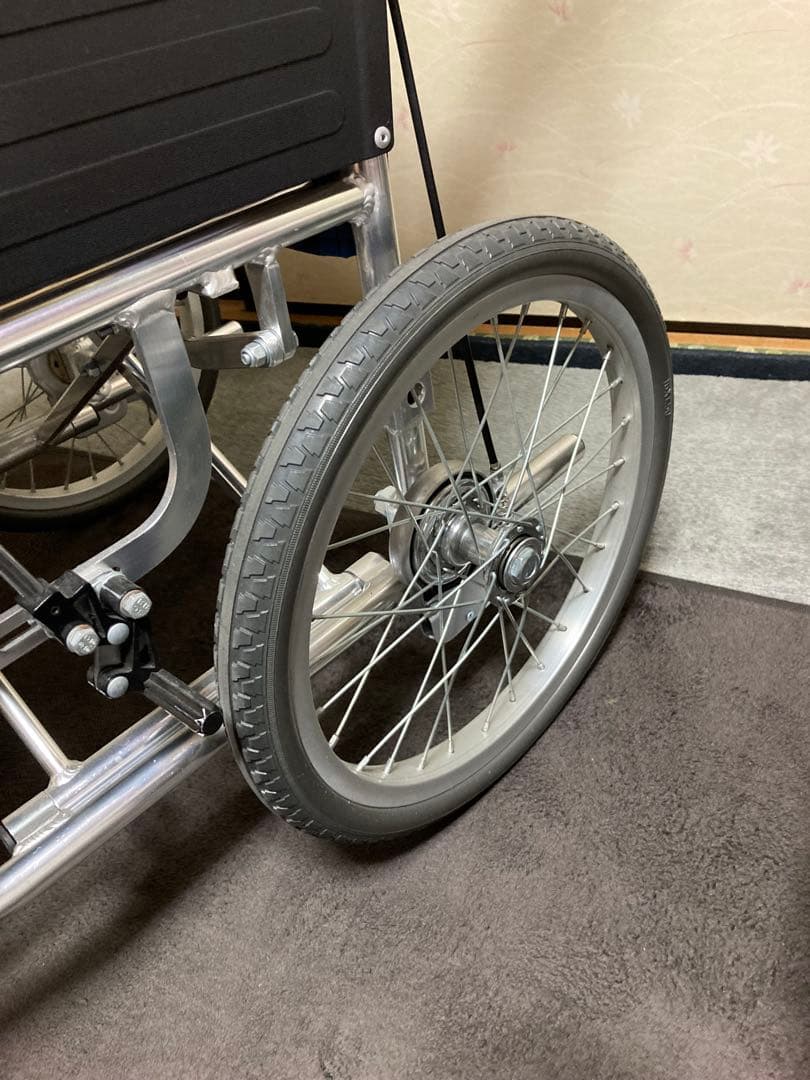 折りたたみ式介助用車椅子 青と黒のチェック柄