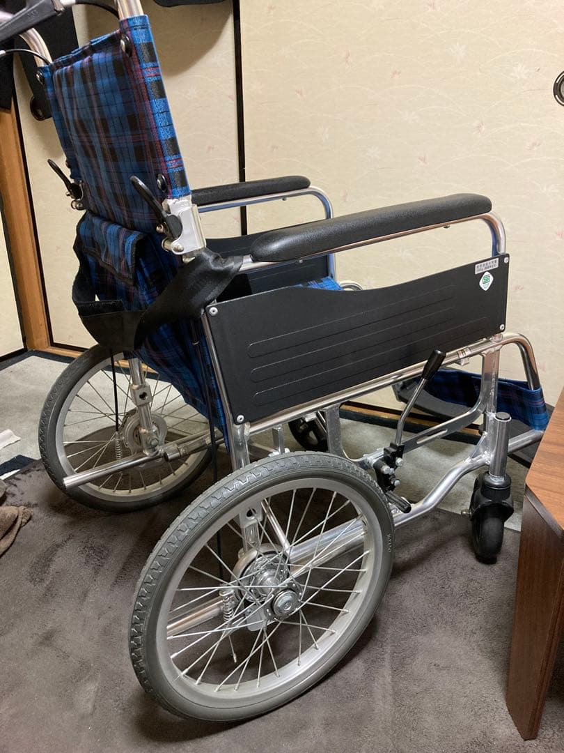 折りたたみ式介助用車椅子 青と黒のチェック柄