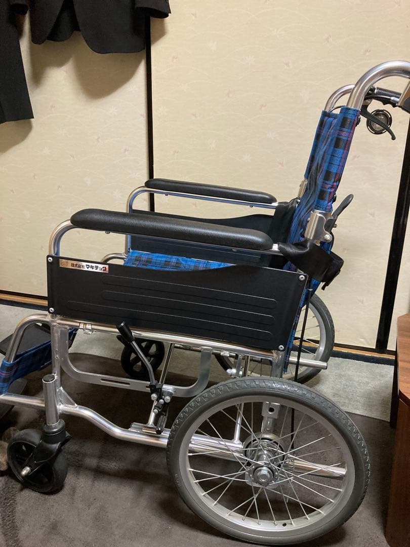 折りたたみ式介助用車椅子 青と黒のチェック柄