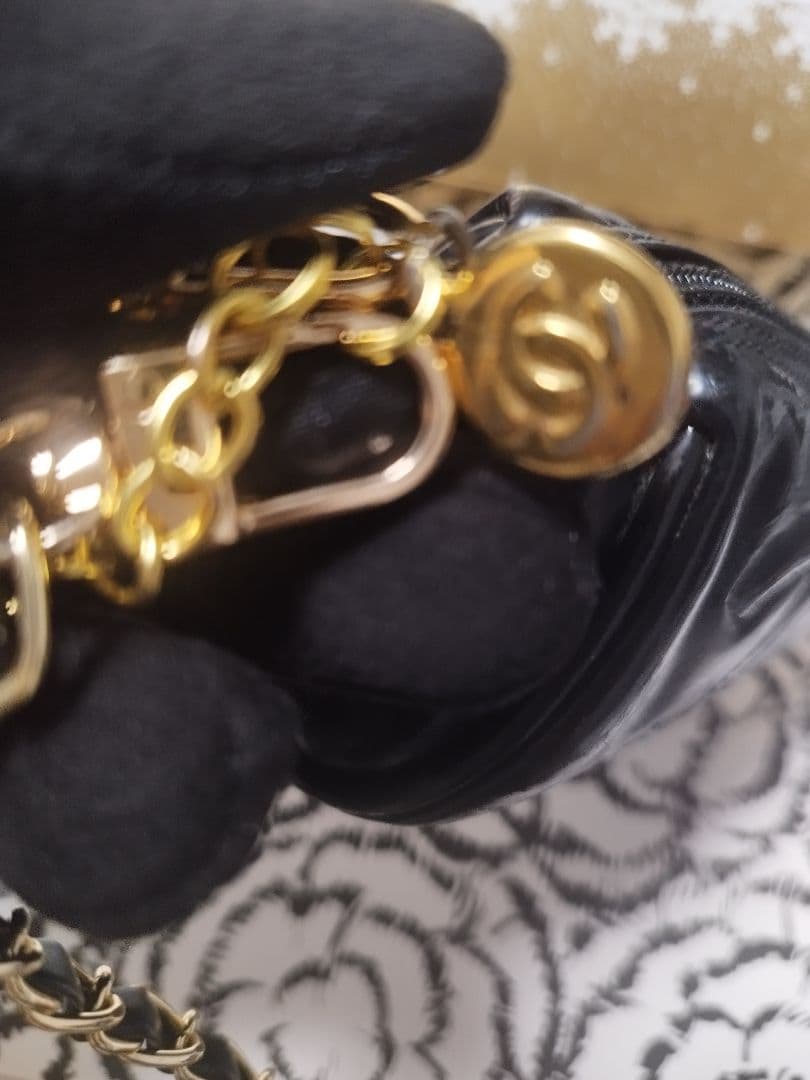 CHANEL 黒 レザー パテント　斜め掛け