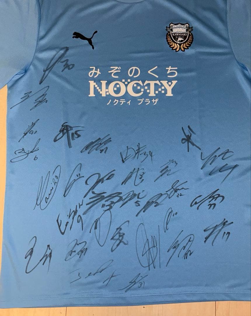 川崎フロンターレ　選手30人のサイン入りPuma サッカーシャツ 水色
