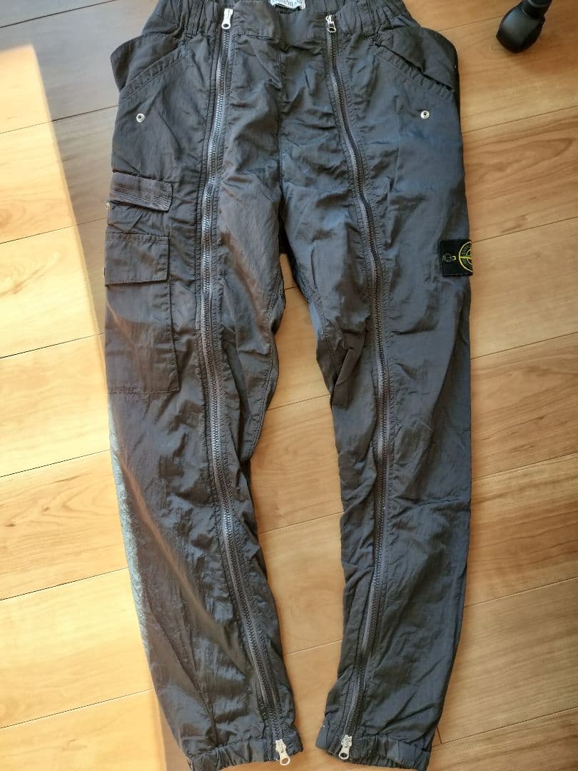 値*。様 Stone ナイロンメタル フロントジップカーゴパンツ