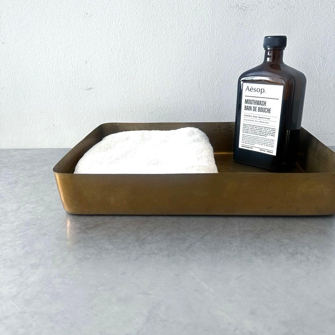 古びた真鍮のトレイ