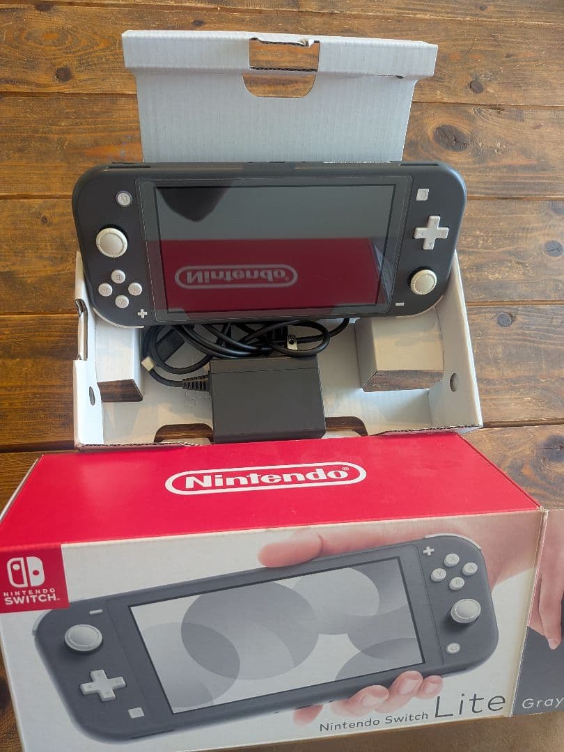 Nintendo Switch Lite スクリーンに小キズあり