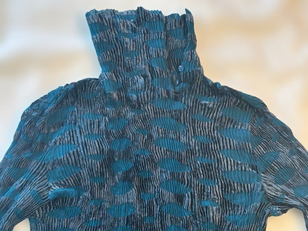 ISSEYMIYAKE FETE pleated top ブルードット模様