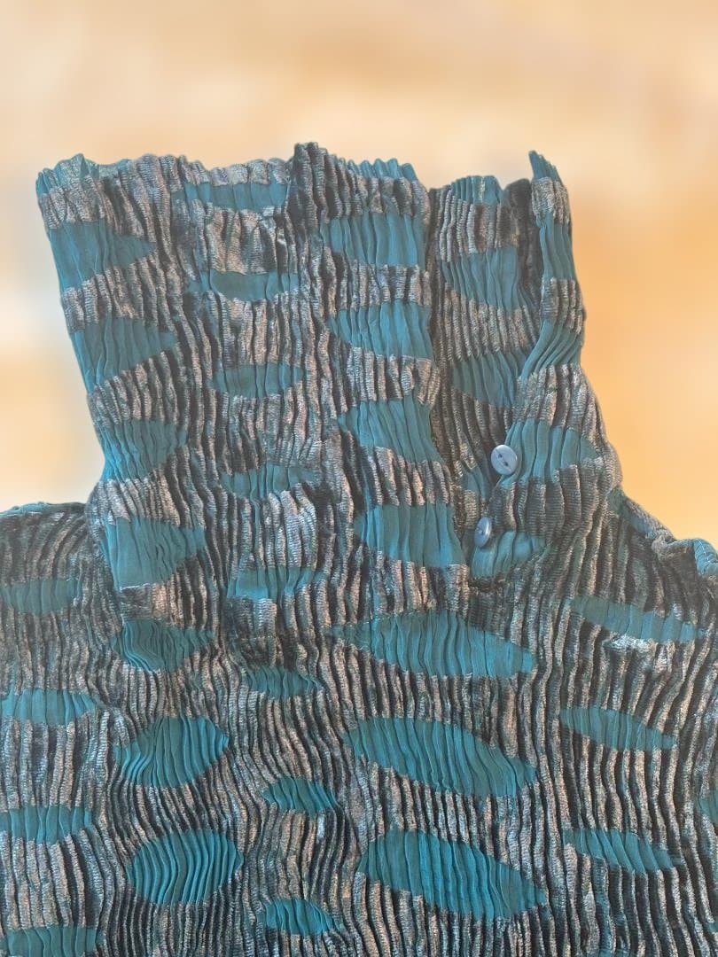 ISSEYMIYAKE FETE pleated top ブルードット模様