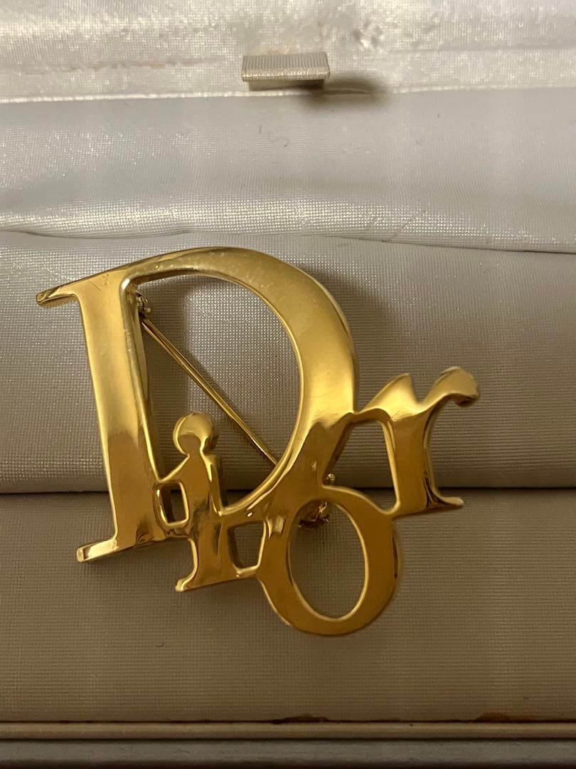 美品　Dior ゴールドロゴブローチ 箱付き