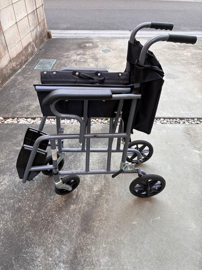 本日限定価格✨折りたたみ式介助用車椅子 黒