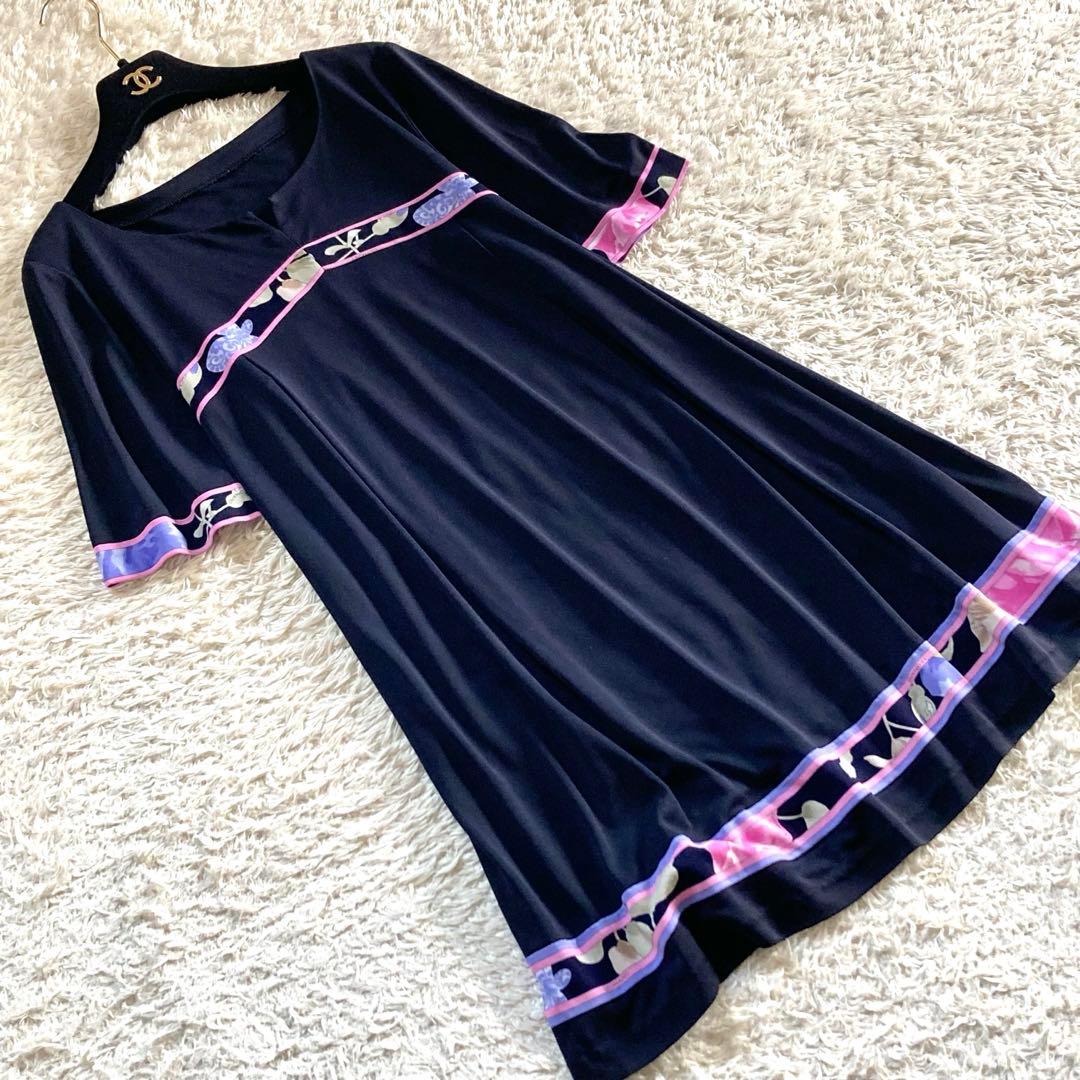 【大きいサイズ】レオナール 近年 カンカン チュニック 花柄 フラワートリム 黒