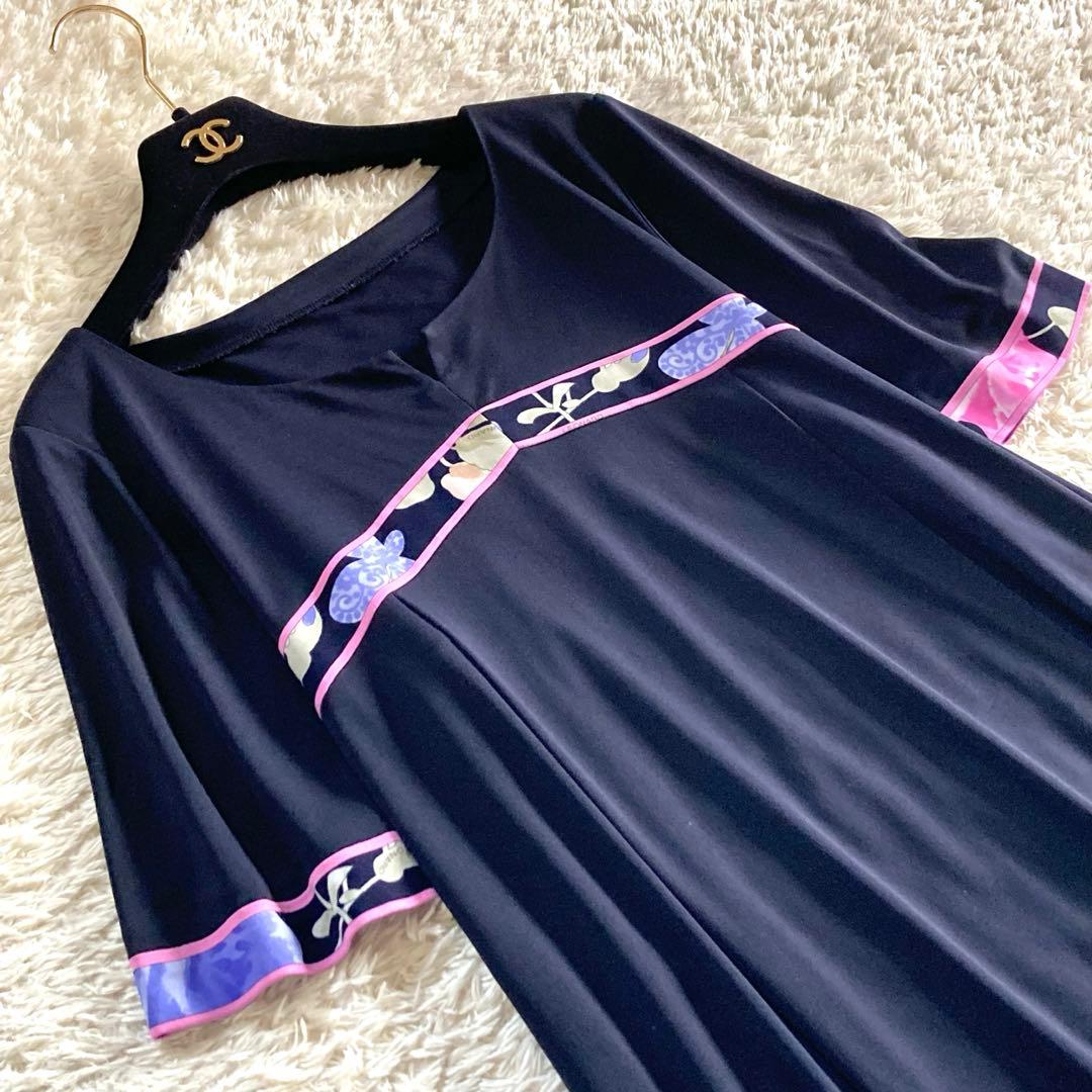 【大きいサイズ】レオナール 近年 カンカン チュニック 花柄 フラワートリム 黒