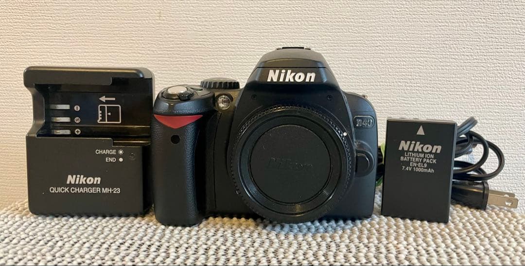 Nikon D40 本体 バッテリー、充電器と(2冊雑誌付属)