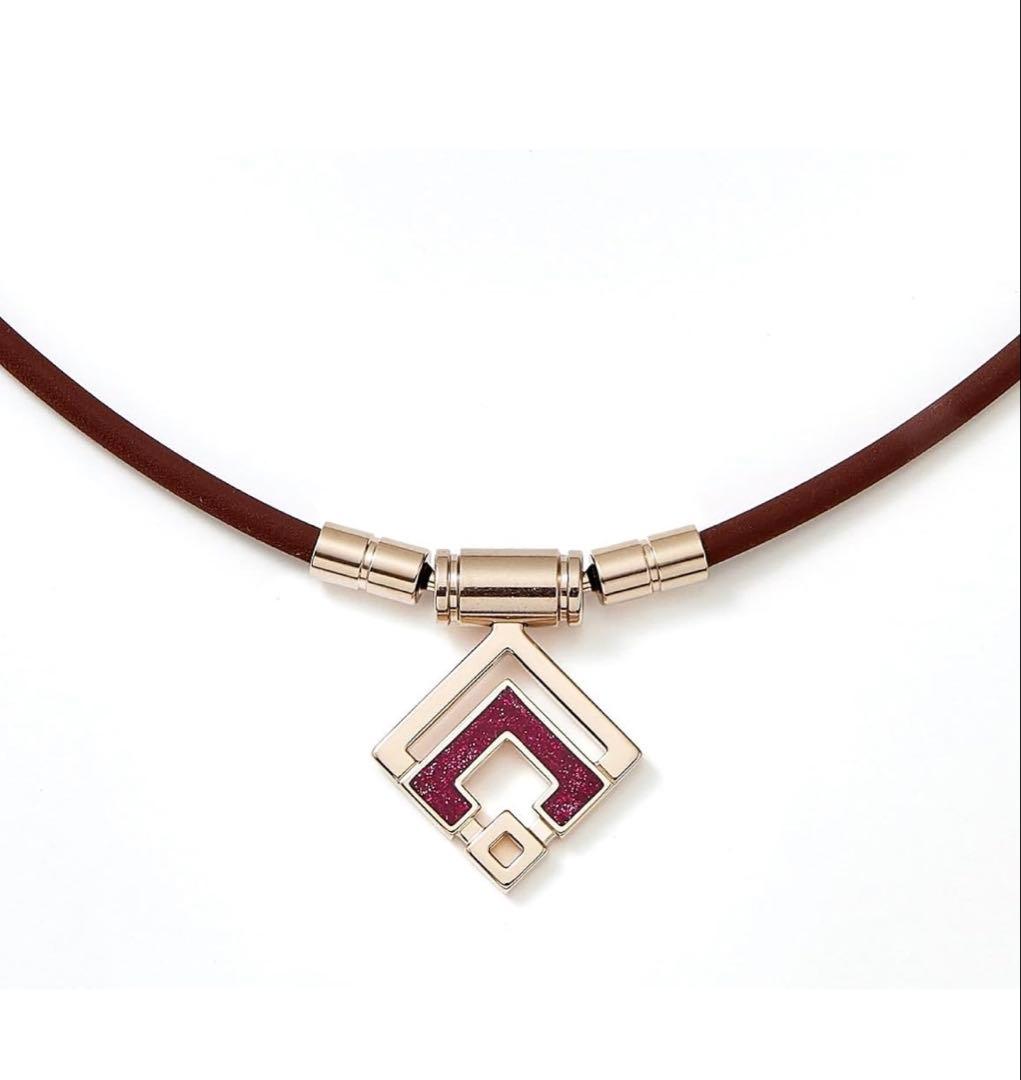 ブラックレザー ネックレス ダイヤモンド型