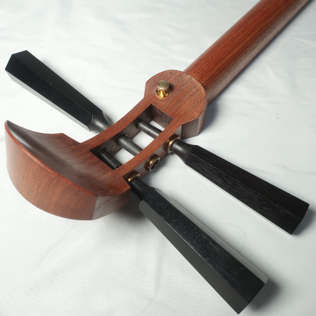 段ボ津軽三味線 東触り 極太黒檀ペグ ハードケース 撥 予備弦 駒 楽譜 付属